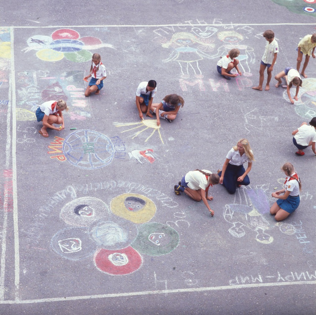 Пионерский лагерь «Артек», 1970-е, Украинская ССР, Крымская обл., пгт. Гурзуф. Из «Крымской серии».Выставка «"Артек" 1970-х советского фотожурналиста Виктора Сакка» с этим снимком.