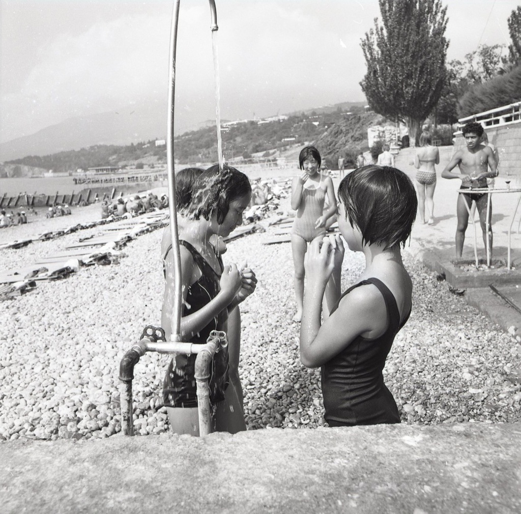 Пионерский лагерь «Артек», 1970-е, Украинская ССР, Крымская обл., пгт. Гурзуф. Из «Крымской серии».Выставка «"Артек" 1970-х советского фотожурналиста Виктора Сакка» с этим снимком.