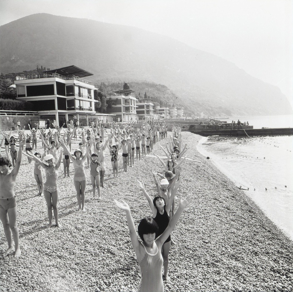 Пионерский лагерь «Артек», 1970-е, Украинская ССР, Крымская обл., пгт. Гурзуф. Из «Крымской серии».Выставка «"Артек" 1970-х советского фотожурналиста Виктора Сакка» с этим снимком.