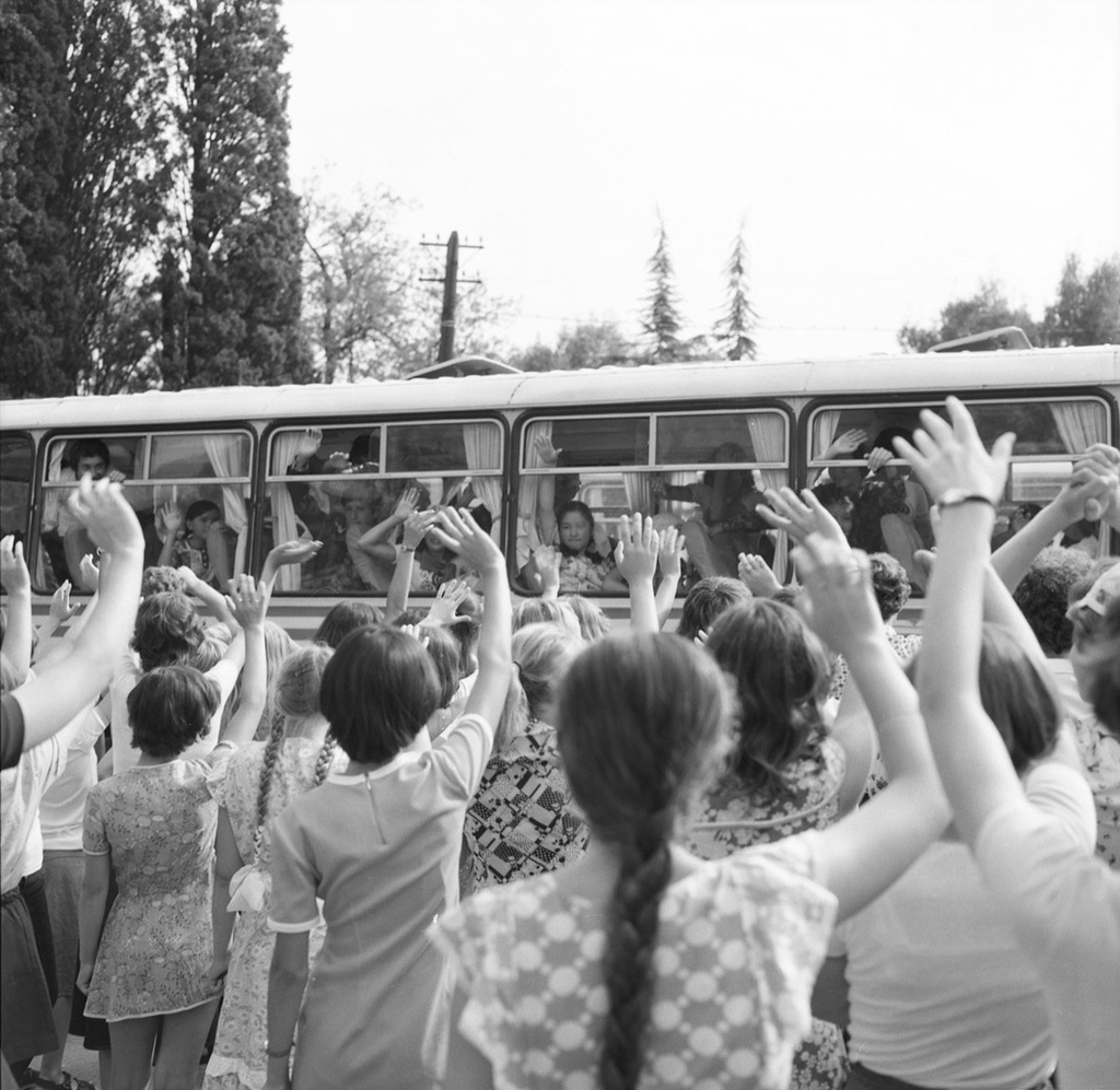 Пионерский лагерь «Артек», 1970-е, Украинская ССР, Крымская обл., пгт. Гурзуф. Из «Крымской серии».Выставка «"Артек" 1970-х советского фотожурналиста Виктора Сакка» с этим снимком.