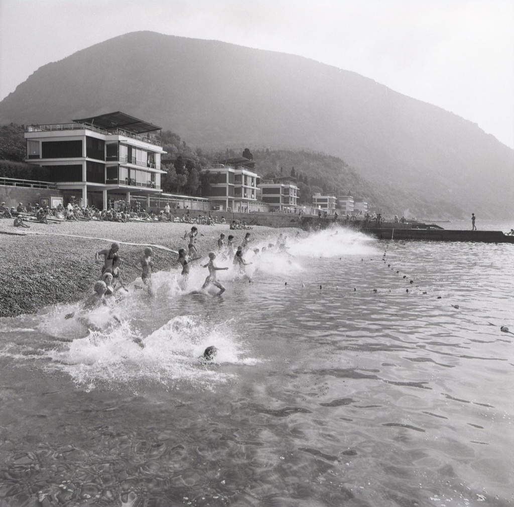 Пионерский лагерь «Артек», 1970-е, Украинская ССР, Крымская обл., пгт. Гурзуф. Из «Крымской серии».Выставка «"Артек" 1970-х советского фотожурналиста Виктора Сакка» с этим снимком.