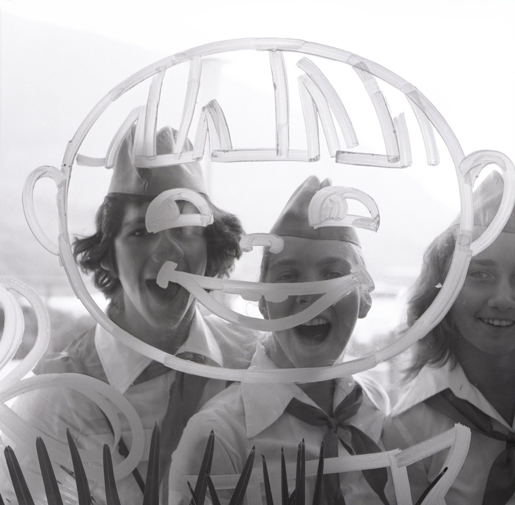 Пионерский лагерь «Артек», 1970-е, Украинская ССР, Крымская обл., пгт. Гурзуф. Из «Крымской серии».Выставка «"Артек" 1970-х советского фотожурналиста Виктора Сакка» с этим снимком.