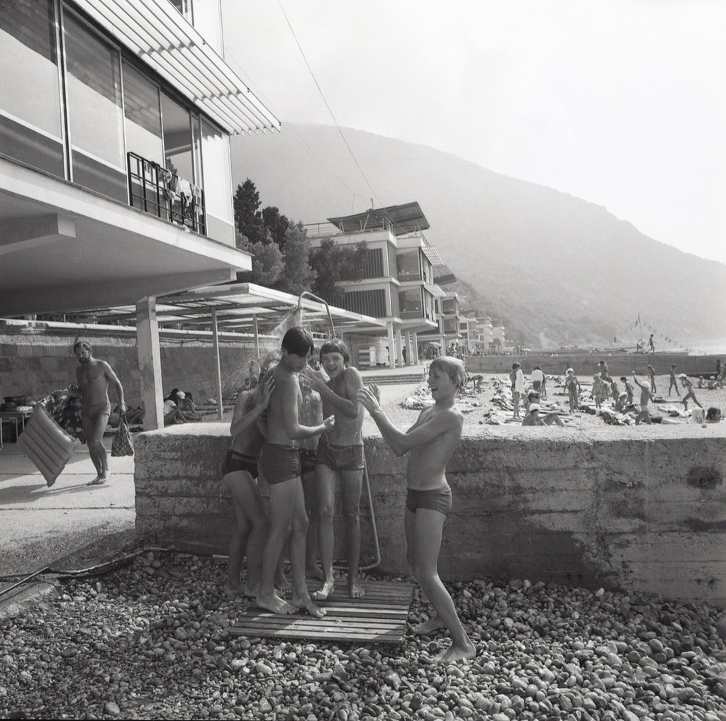 Пионерский лагерь «Артек», 1970-е, Украинская ССР, Крымская обл., пгт. Гурзуф. Из «Крымской серии».Выставка «"Артек" 1970-х советского фотожурналиста Виктора Сакка» с этим снимком.