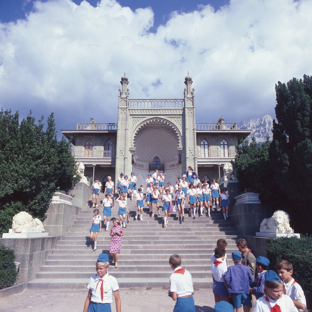 Пионерский лагерь «Артек», 1970-е, Украинская ССР, Крымская обл., г. Алупка. Из «Крымской серии».Выставка «"Артек" 1970-х советского фотожурналиста Виктора Сакка» с этим снимком.