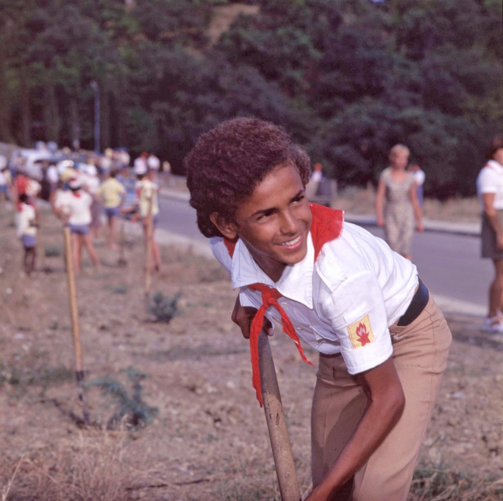 Пионерский лагерь «Артек», 1970-е, Украинская ССР, Крымская обл., пгт. Гурзуф. Из «Крымской серии».Выставка «"Артек" 1970-х советского фотожурналиста Виктора Сакка» с этим снимком.