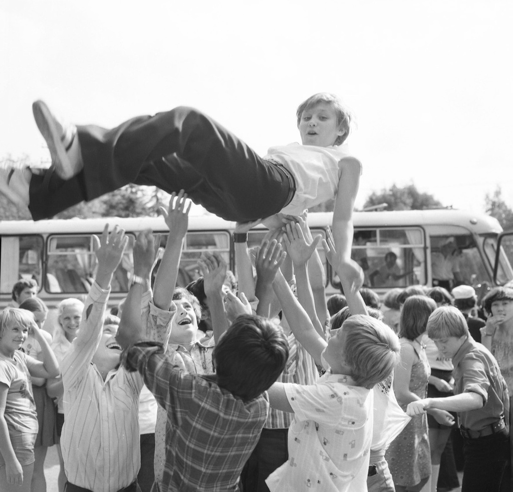 Пионерский лагерь «Артек», 1970-е, Украинская ССР, Крымская обл., пгт. Гурзуф. Из «Крымской серии».Выставка «"Артек" 1970-х советского фотожурналиста Виктора Сакка» с этим снимком.