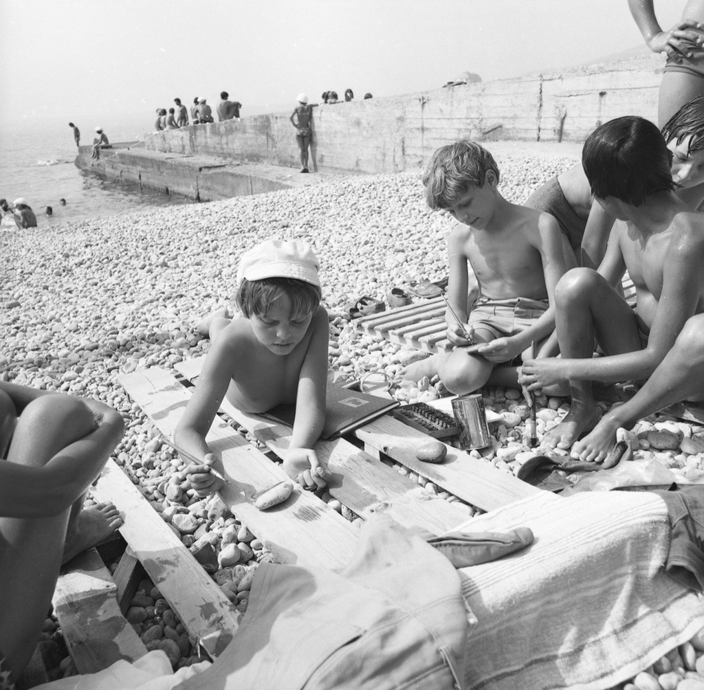 Пионерский лагерь «Артек», 1970-е, Украинская ССР, Крымская обл., пгт. Гурзуф. Из «Крымской серии».Выставка «"Артек" 1970-х советского фотожурналиста Виктора Сакка» с этим снимком.