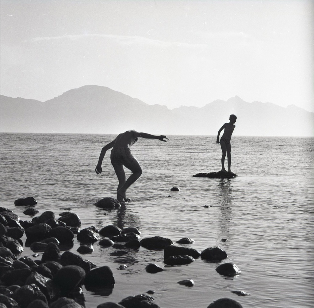 Пионерский лагерь «Артек», 1970-е, Украинская ССР, Крымская обл., пгт. Гурзуф. Из «Крымской серии».Выставка «"Артек" 1970-х советского фотожурналиста Виктора Сакка» с этим снимком.