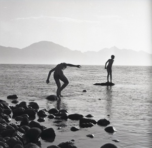 Пионерский лагерь «Артек», 1970-е, Украинская ССР, Крымская обл., пгт. Гурзуф. Из «Крымской серии».Выставка «"Артек" 1970-х советского фотожурналиста Виктора Сакка» с этим снимком.