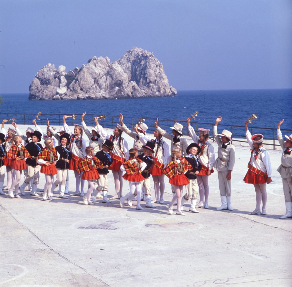 Пионерский лагерь «Артек», 1970-е, Украинская ССР, Крымская обл., пгт. Гурзуф. Из «Крымской серии».Выставка «"Артек" 1970-х советского фотожурналиста Виктора Сакка» с этим снимком.