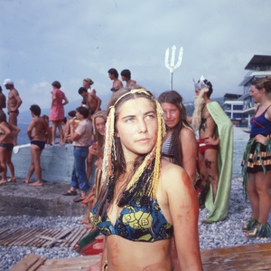 Пионерский лагерь «Артек». День Нептуна, 1970-е, Украинская ССР, Крымская обл., пгт. Гурзуф. Из «Крымской серии».Выставка «"Артек" 1970-х советского фотожурналиста Виктора Сакка» с этим снимком.