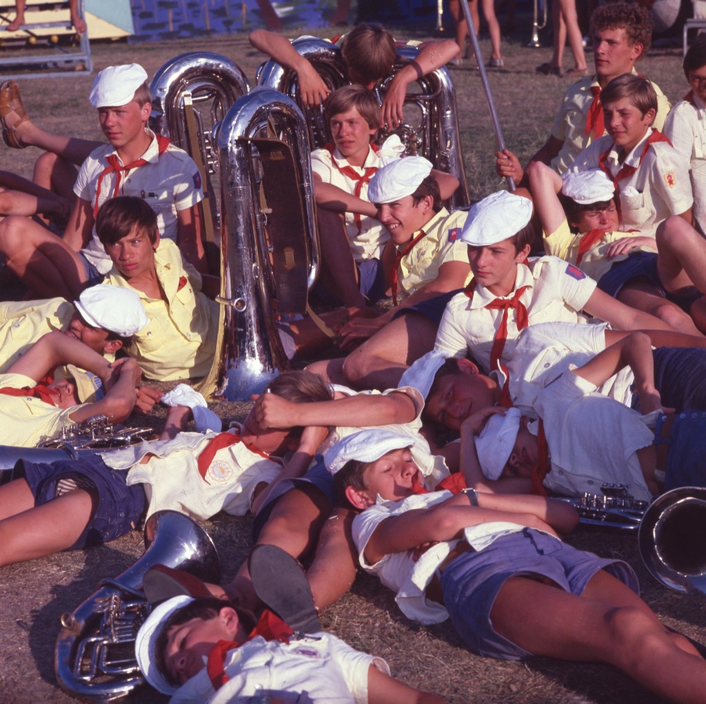 Пионерский лагерь «Артек», 1970-е, Украинская ССР, Крымская обл., пгт. Гурзуф. Из «Крымской серии».Выставка «"Артек" 1970-х советского фотожурналиста Виктора Сакка» с этим снимком.