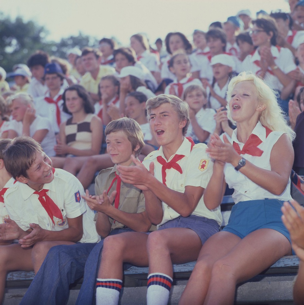 Пионерский лагерь «Артек», 1970-е, Украинская ССР, Крымская обл., пгт. Гурзуф. Из «Крымской серии».Выставка «"Артек" 1970-х советского фотожурналиста Виктора Сакка» с этим снимком.