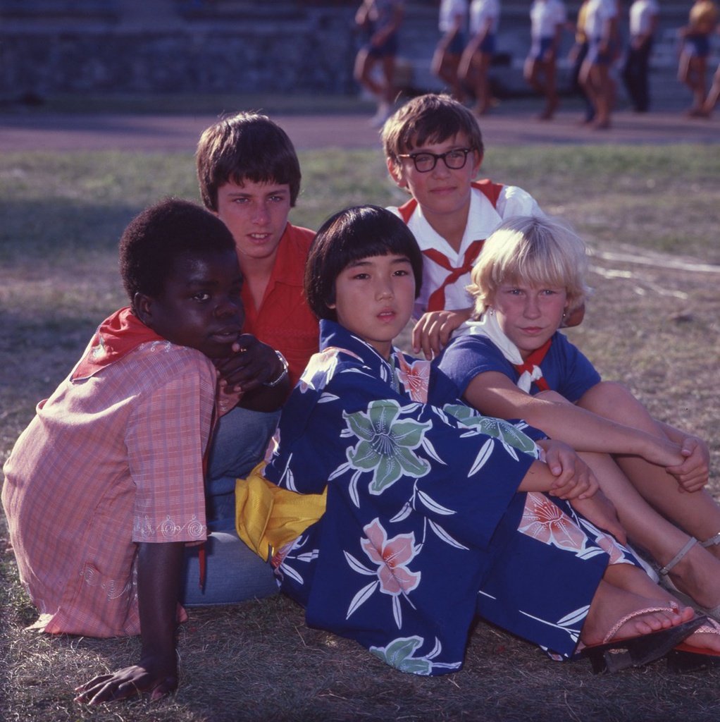 Пионерский лагерь «Артек», 1970-е, Украинская ССР, Крымская обл., пгт. Гурзуф. Из «Крымской серии».Выставка «"Артек" 1970-х советского фотожурналиста Виктора Сакка» с этим снимком.