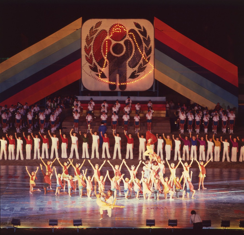 Пионерский лагерь «Артек», 1970-е, Украинская ССР, Крымская обл., пгт. Гурзуф. Из «Крымской серии».Выставка «"Артек" 1970-х советского фотожурналиста Виктора Сакка» с этим снимком.