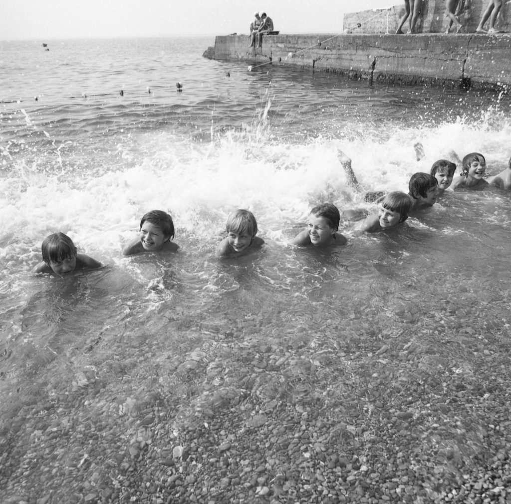 Пионерский лагерь «Артек», 1970-е, Украинская ССР, Крымская обл., пгт. Гурзуф. Из «Крымской серии».Выставка «"Артек" 1970-х советского фотожурналиста Виктора Сакка» с этим снимком.