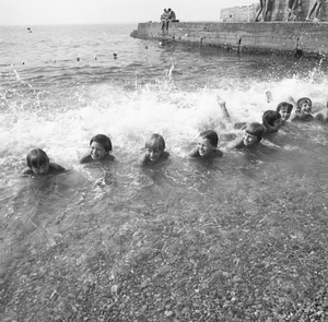 Пионерский лагерь «Артек», 1970-е, Украинская ССР, Крымская обл., пгт. Гурзуф. Из «Крымской серии».Выставка «"Артек" 1970-х советского фотожурналиста Виктора Сакка» с этим снимком.