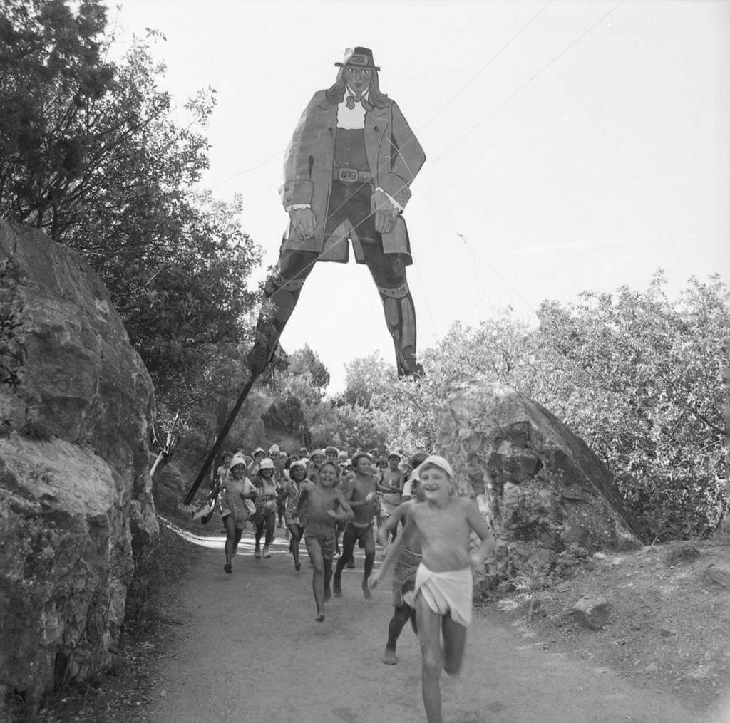 Пионерский лагерь «Артек», 1970-е, Украинская ССР, Крымская обл., пгт. Гурзуф. Из «Крымской серии».Выставка «"Артек" 1970-х советского фотожурналиста Виктора Сакка» с этим снимком.