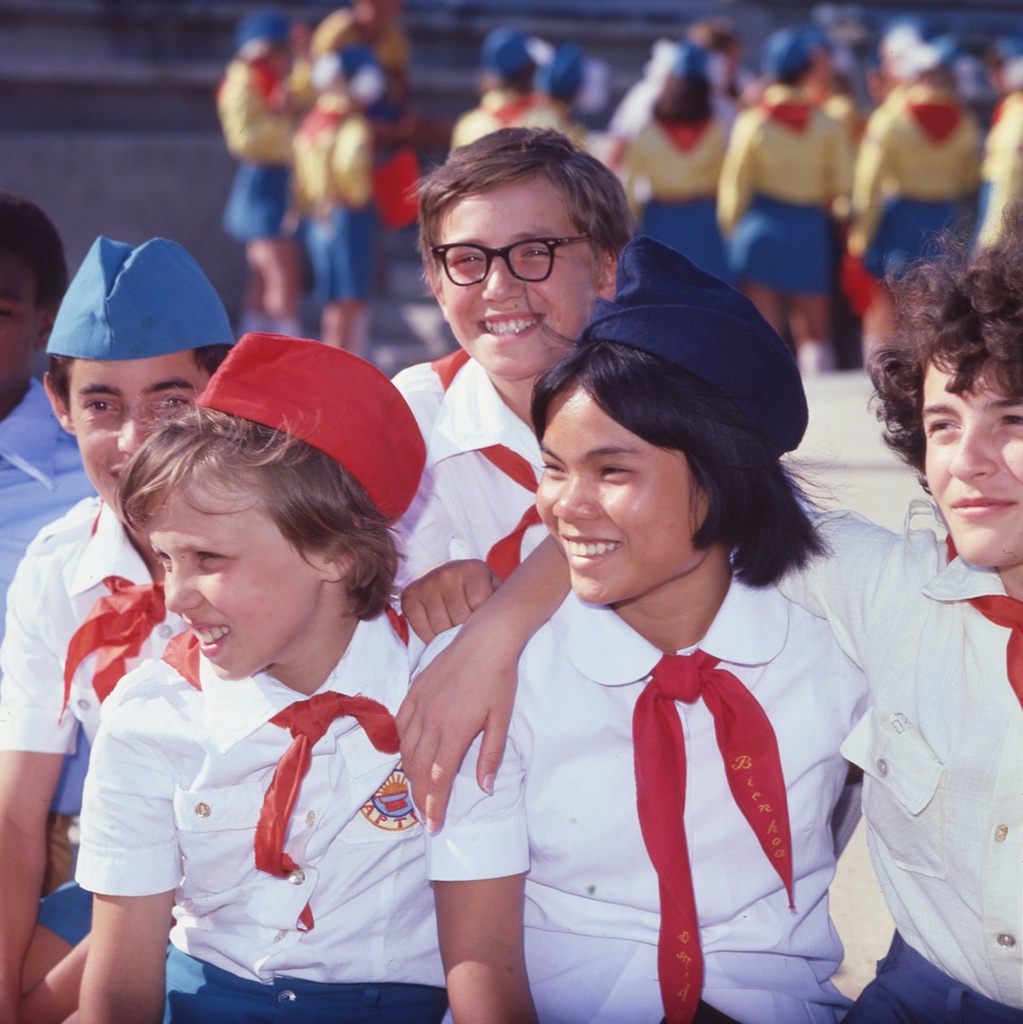 Пионерский лагерь «Артек», 1970-е, Украинская ССР, Крымская обл., пгт. Гурзуф. Из «Крымской серии».Выставка «"Артек" 1970-х советского фотожурналиста Виктора Сакка» с этим снимком.