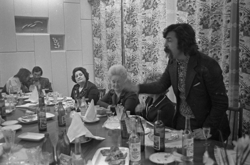 В Тирасполе, 12 марта 1978, Молдавская ССР, г. Тирасполь. Застолье после присвоения звания «Почетный гражданин г. Тирасполя» директору швейной фабрики иемни 40 лет ВЛКСМ Валентине Соловьевой.&nbsp;Справа участник ВИА «Песняры» Леонид Тышко.&nbsp;Вторая слева – Валентина Соловьева. &nbsp;Слева от нее – главный инженер фабрики С. И. Чауская.&nbsp;