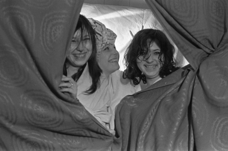 В Тирасполе, 1976 год, Молдавская ССР, г. Тирасполь. Работницы Тираспольской швейной фабрики имени 40 лет ВЛКСМ. В центре – Наталья Унтилова.