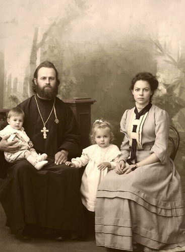 Семья Алякринских. Сергей Андреевич, Лидия Николаевна, их дети Анна и Андрей, 1905 - 1910, г. Иркутск