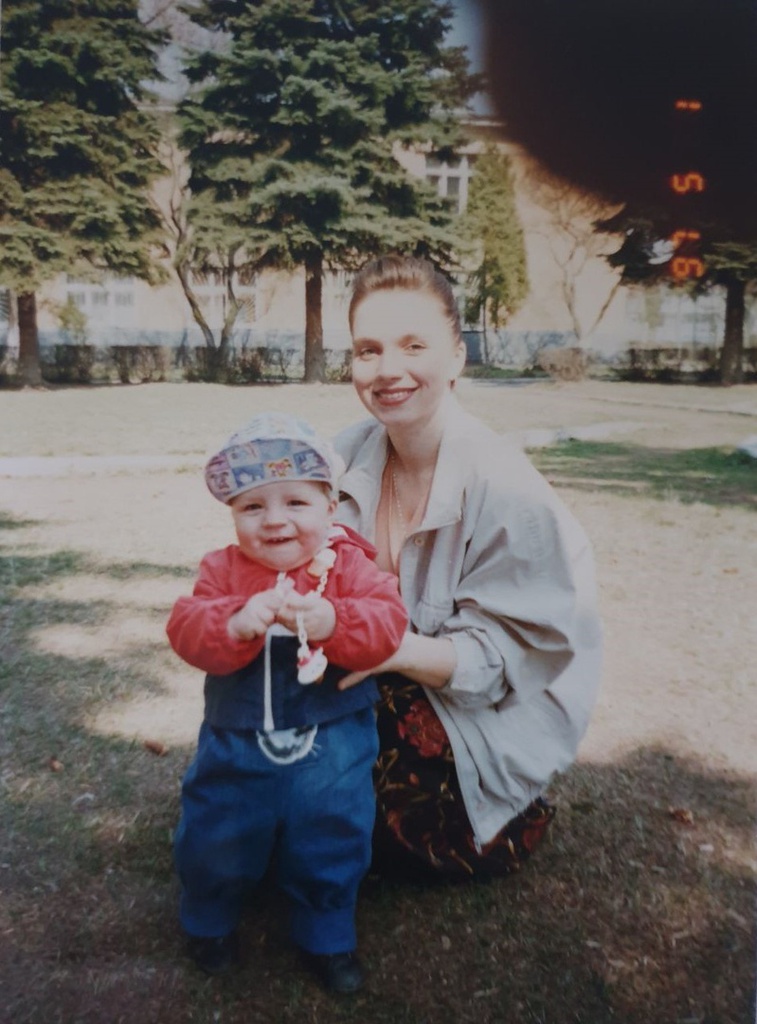 Надежда Киреева с сыном Владимиром в парке стадиона «Трудовые резервы» в Тушино, 1 мая 1997 - 26 августа 1997, г. Москва. Кадр сделан на территории стадиона «Трудовые резервы», созданного в 1963 году. В газете «Советский спорт» от 6 июня писали: «Физкультурники Большой Москвы получили прекрасный подарок. Сдан в эксплуатацию комплекс спортивных сооружений центрального совета общества "Трудовые резервы". Городок здоровья расположен в Тушине, на живописном берегу Химкинского водохранилища. В его главном корпусе размещаются спортивный зал, аудитории для теоретических занятий, большая библиотека, кинозал, комнаты медицинского контроля. Здесь одновременно могут заниматься легкоатлеты, велосипедисты, штангисты, боксеры».Фотография из архива Киреевых.