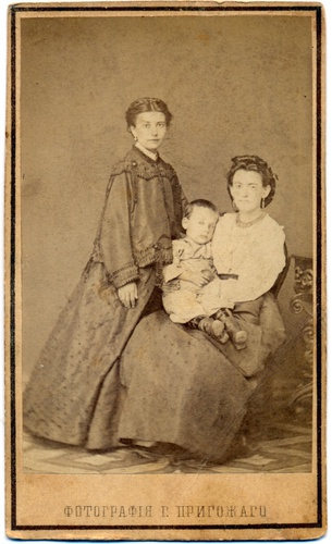 София Ильинична Пети (Перхурова) с сыном Владимиром, 1868 год, Курская губ., г. Курск