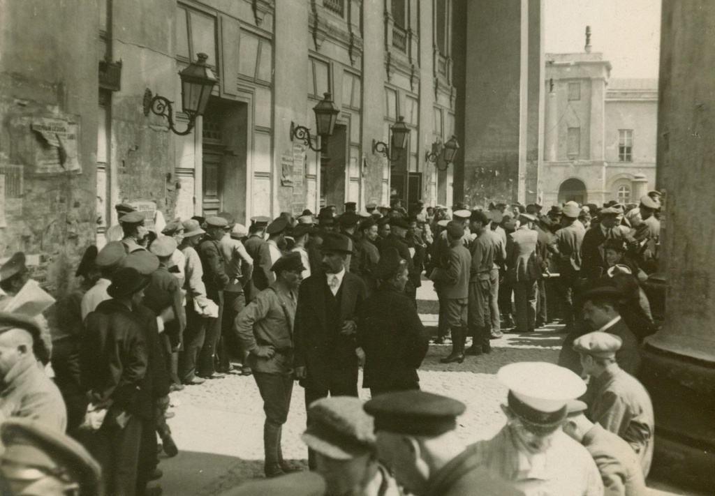 У Большого театра в дни V Всероссийского съезда Советов, 4 - 10 июля 1918, г. Москва