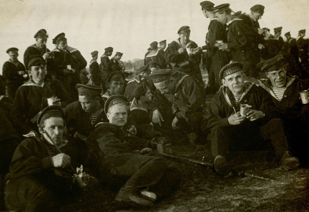 Парад на Ходынском поле. Матросы на отдыхе во время смотра войск Львом Троцким, 1 мая 1918, г. Москва