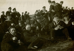 Парад на Ходынском поле. Матросы на отдыхе во время смотра войск Львом Троцким, 1 мая 1918, г. Москва