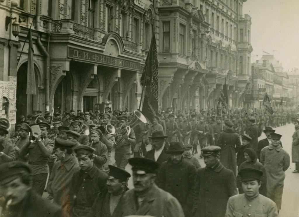 Шествие по Тверской улице, 1 мая 1918. Демонстрации к Первомаю в Москве. На заднем фоне пекарня (дом Д.И. Филиппова) и гостиница «Люкс» («Центральная»).