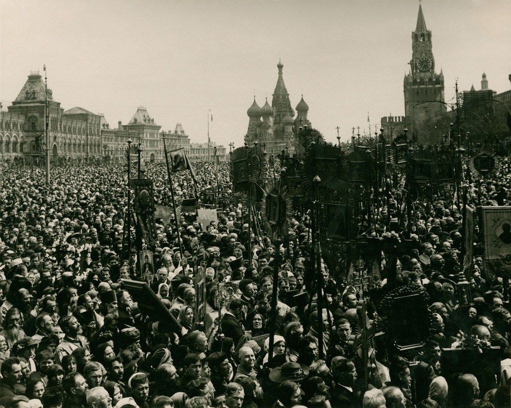 На Красной площади в дни пасхальных праздников, 5 мая 1918, г. Москва. Выставки «Пасха радостная», «Москва праздничная», «Светлая седмица» и «Россия в 1918 году» с этой фотографией.