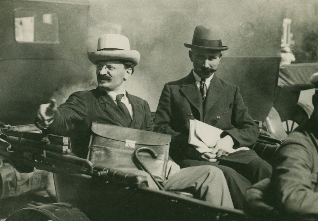 Лев Троцкий с секретарем, 1918 год