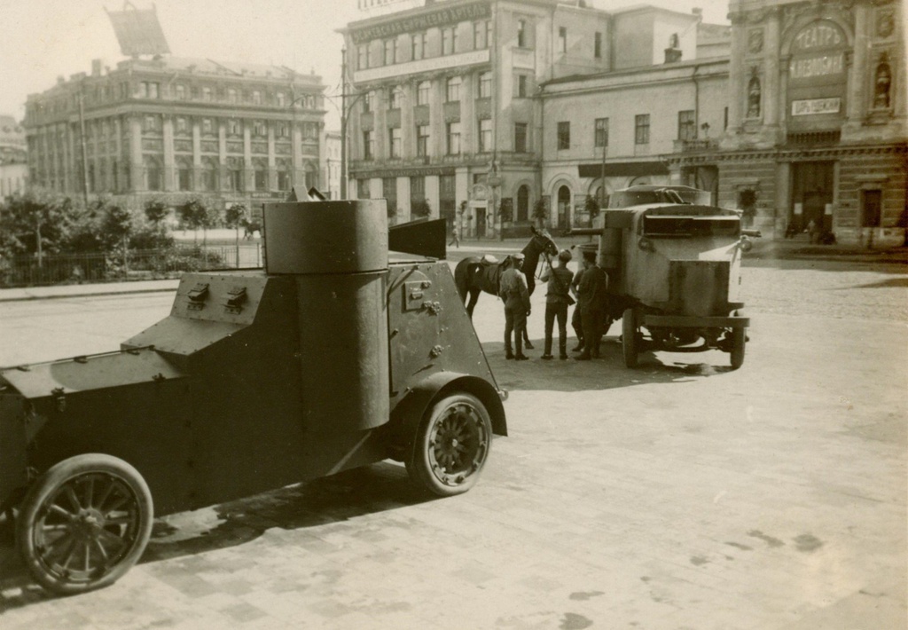 Броневики у театра Незлобина, 1918 год, г. Москва. Сейчас в этом здании расположен Российский академический молодежный театр (РАМТ).