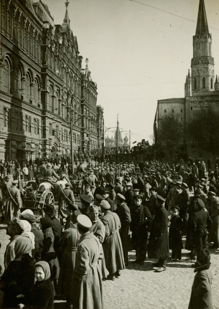На улицах Москвы, 1918 год, г. Москва. Забелинский (сейчас Кремлевский) проезд. Слева здание Исторического музея, справа Никольская башня, на фоне Храм Василия Блаженного