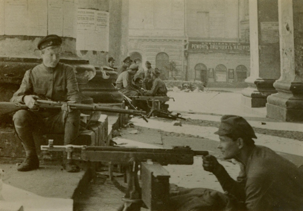 Красноармейцы-латыши с пулеметами охраняют здание Большого театра, 1918 год, г. Москва