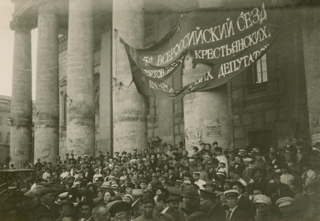 Делегаты V Всероссийского съезда Советов при выходе из Большого театра поют Интернационал, 4 - 10 июля 1918, г. Москва