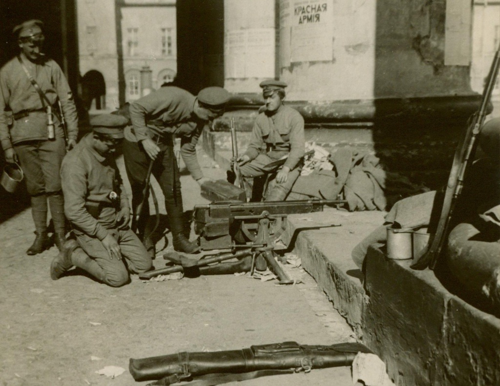 Красноармейцы-латыши с пулеметами охраняют здание Большого театра. 1918 год, 1918 год, г. Москва