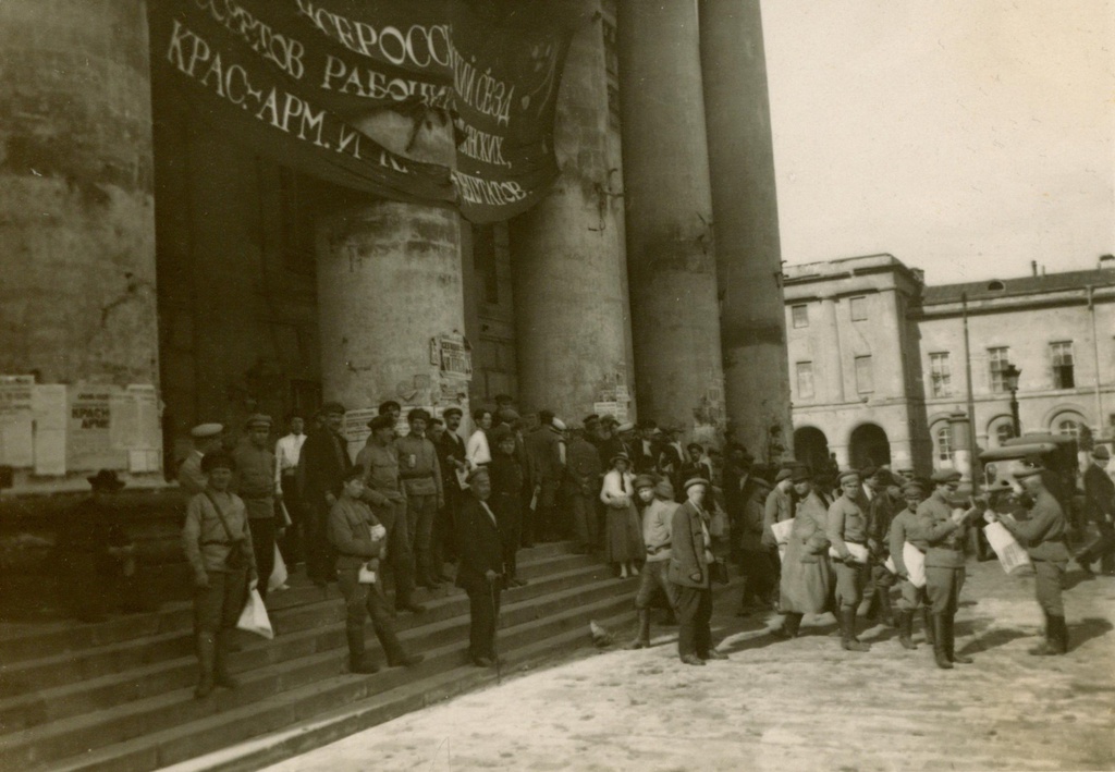 Делегаты при выходе из Большого театра в дни V Всероссийского съезда Советов 4-10 июля 1918 года, 4 - 10 июля 1918, г. Москва