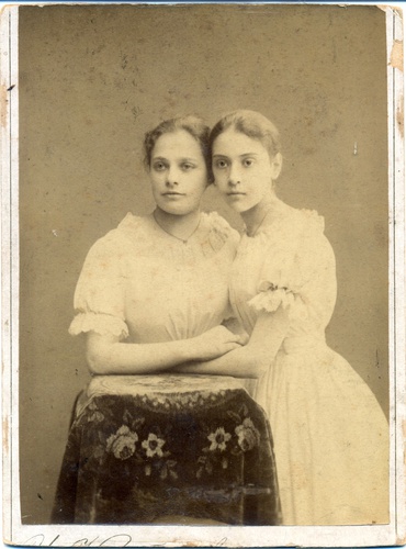 Сестры. Варвара и Наталия Пети, 1890 год, г. Москва