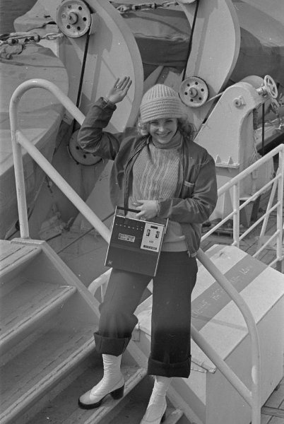 На Черном море, 1976 год, Украинская ССР. Работница Тираспольской швейной фабрики имени 40-летия ВЛКСМ Наталья Унтилова на борту теплохода (их фабрика арендует на субботу и воскресенье для прогулок по Черному морю).