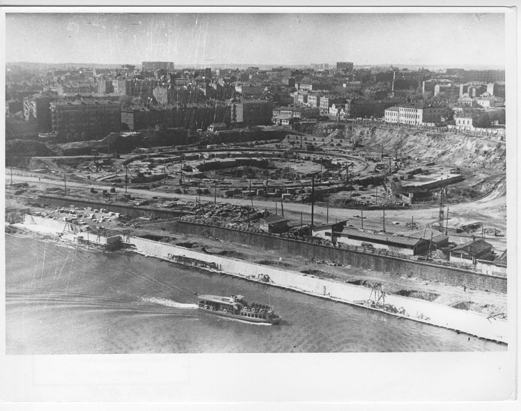 Строительная площадка Дворца Советов, 1938 год, г. Москва. Видео «Борис Иофан» с этой фотографией.