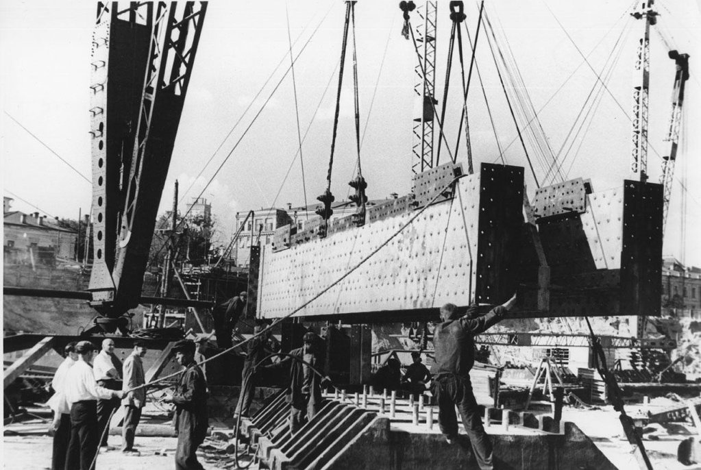 Установка первого элемента здания Дворца Советов. «Башмак» весом свыше 40 тонн, 1939 год, г. Москва. Видео «Борис Иофан» с этой фотографией.