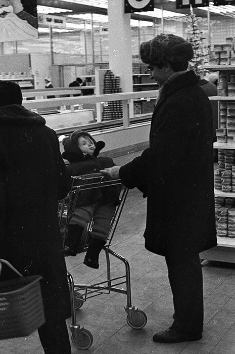 Из серии «Отцы», 1970 - 1975, г. Москва. Универсам № 3 на Фестивальной улице. 