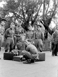 Возвращение из армии. В ожидании поезда, май 1959, Татарская АССР, ст. Агрыз. Демобилизованные солдаты возвращаются в Ижевск. Ждут поезд на станции Агрыз.Фотография из архива Вадима Иванова.