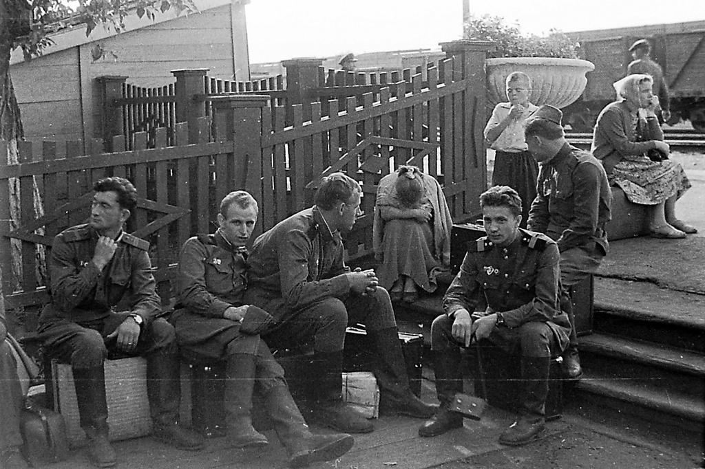 Возвращение из армии. В ожидании поезда, май 1959, Татарская АССР, ст. Агрыз. Демобилизованные солдаты возвращаются в Ижевск. Ждут поезд на станции Агрыз.Фотография из архива Вадима Иванова.