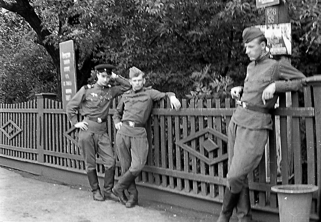 Возвращение из армии. В ожидании поезда, май 1959, Татарская АССР, ст. Агрыз. Демобилизованные солдаты возвращаются в Ижевск. Ждут поезд на станции Агрыз.Фотография из архива Вадима Иванова.