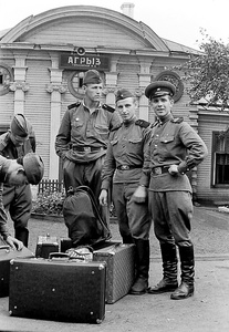 Возвращение из армии. В ожидании поезда, май 1959, Татарская АССР, ст. Агрыз. Демобилизованные солдаты возвращаются в Ижевск. Ждут поезд на станции Агрыз.Фотография из архива Вадима Иванова.