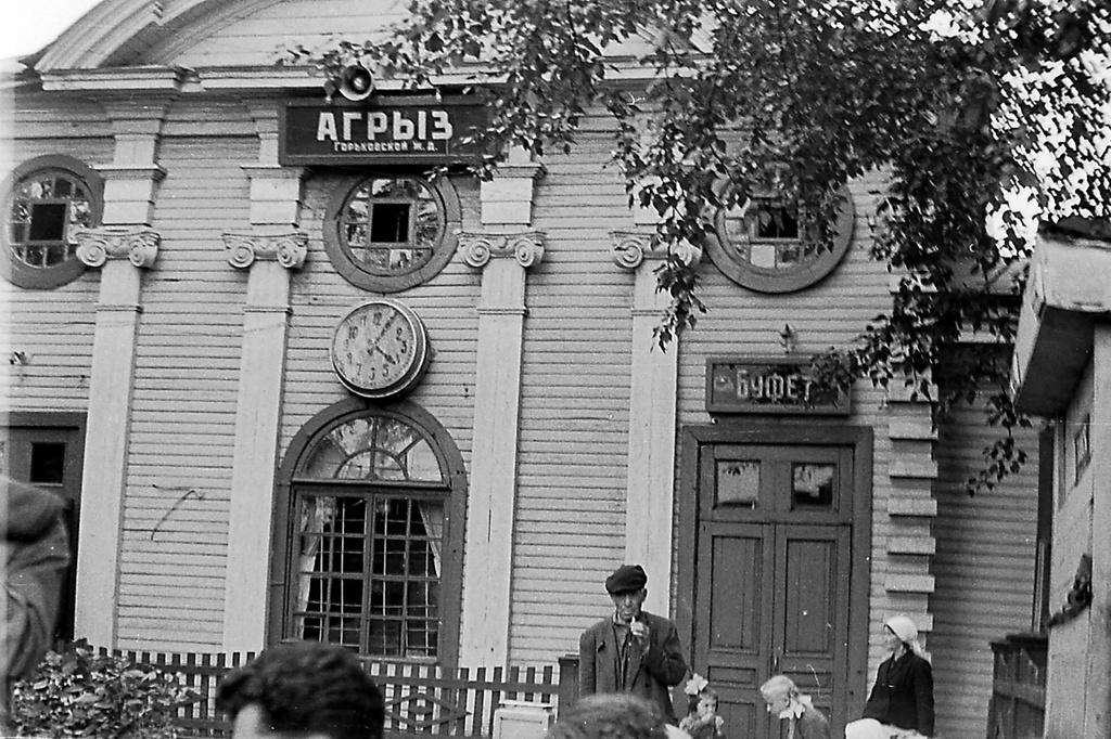 Вокзал на станции Агрыз, май 1959, Татарская АССР, ст. Агрыз. Фотография из архива Вадима Иванова.